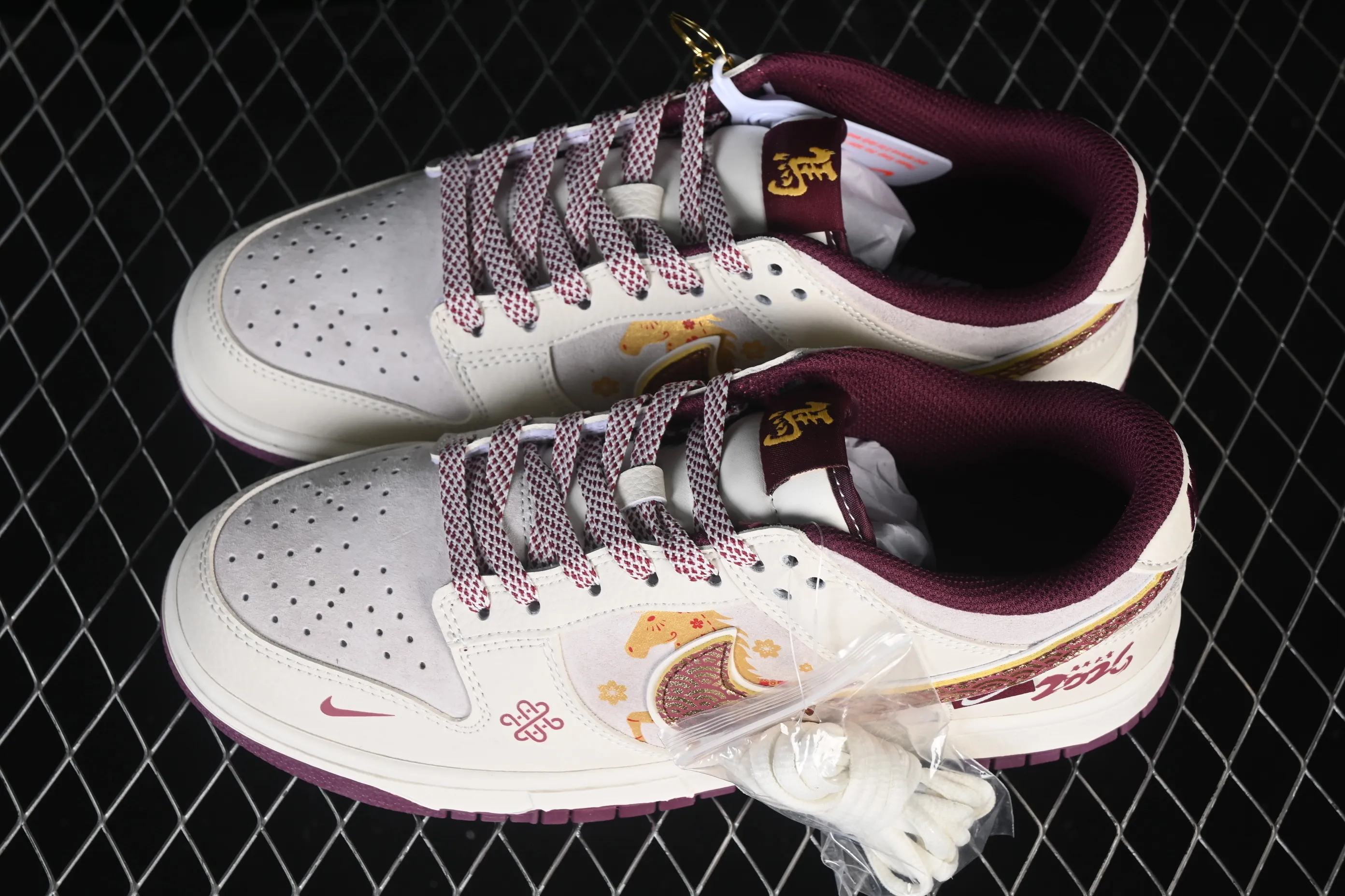 All categories Nk SB Dunk Series Nk SB Dunk Low High-end customized low-top sneakers Nike SB Dunk Low Limited to the Year of the Horse National fashion shoes High-end customized low-top casual sneakers DN3168-023